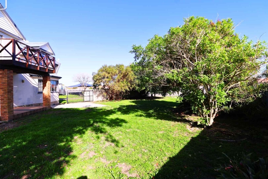 6 Bedroom Property for Sale in Sandbaai Western Cape